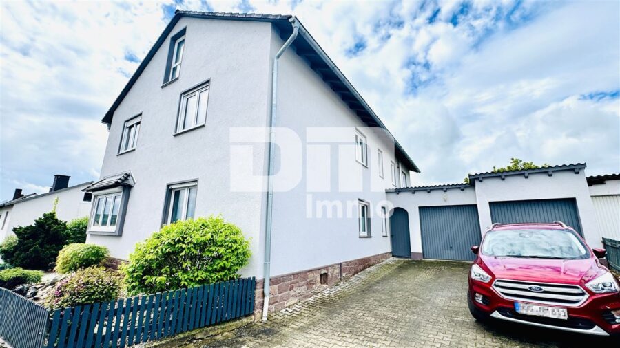 (R)eserviert!Sanierter Zweigenerationen-Traum mit Pooloase und autarker Zukunftsvorsorge - Parkflächen / 3x Garage